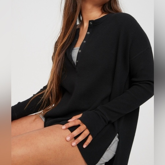 Aerie Offline Wow! Waffle Henley T-Shirt in Black - Size M - Picture 1 of 10